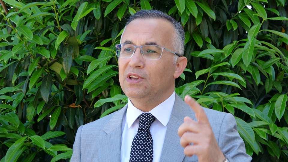 <p>Vali Kemal Çeber “Çalışmalarımız son sürat devam ediyor. Alt yapıda yüzde 90, üst yapıda da yüzde 30 seviyesine geldik. Havalimanımız 2 büyük etaptan oluşuyor. Bir bölümü alt yapı inşaatları bir bölümü de üst yapı inşaatları. Aslında üst yapı olarak gördüğünüz o devasa terminal binaları, viyadükler, güç binaları, hepsinin toplamı bizim inşaatımızın sadece yüzde 8-10'unu oluşturuyor. Yüzde 90’lık bir bölüm dolgudan ibaret olan altyapı inşaatları. Burada toplam 100 milyon ton dolgumuz var yapılacak ve bunun 93 milyon tonunu yaptık. </p>
