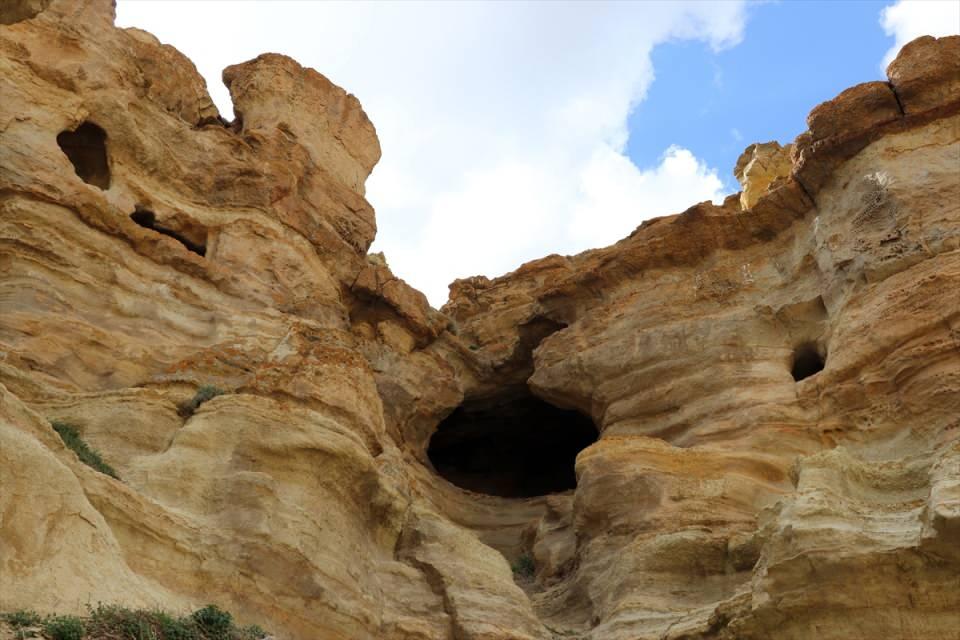 <p>Köyün hemen arka tarafında bulunan dağın güney yamacındaki kayalar oyularak yapılan ve içerisinde tandır ile yaşam alanları bulunan mağaralar, bölgede az sayıda insan tarafından biliniyor.</p>

<p> </p>
