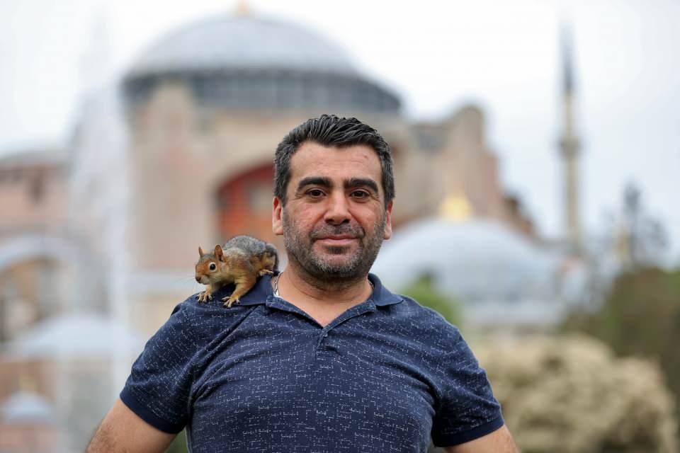 <p>"Sincapla yaşamak başka bir ayrıcalık." diyen Şeker, "İnsanlar omzumda sincabı gördüklerinde beni durduruyor, sincap gerçekten herkesin ilgisini çekiyor. </p>