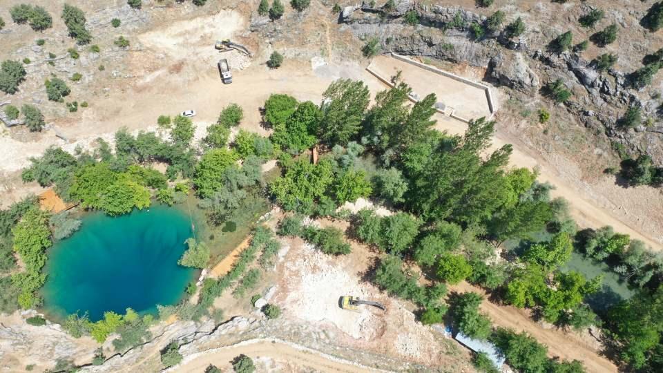 <p><strong>KEŞİF DALIŞLARI YAPILDI</strong></p>
<p>Gizemli cennete son olarak 2008'de Kahramanmaraş Büyükşehir Belediyesi İtfaiye Daire Başkanlığı Sualtı Arama Kurtarma ekibi tarafından dalış gerçekleştirildi. Huniye benzer 20 metre derinlikteki obruğun dibine inen dalgıçlar, 3 metre genişliğinde, 3 metre yüksekliğinde mağaraya benzer bir koridorla karşılaştı. </p>