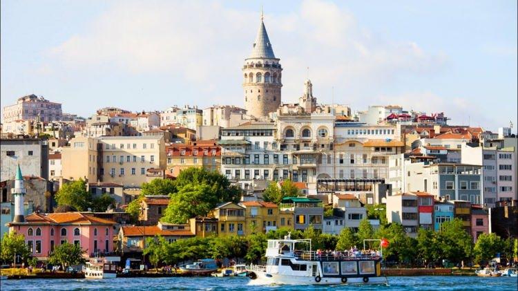 <p><span style="color:rgb(178, 34, 34)"><strong>En pahalı arsalar Şişli ve Beyoğlu'nda</strong></span></p>

<p>Araştırmaya göre, İstanbul'un arsa değeri en yüksek ilçelerin başında, 28 bin 270 liralık ortalama metrekare rakamıyla Şişli geliyor. Fulya, Teşvikiye, Mecidiyeköy ve Halaskargazi gibi mahallelere ev sahipliği yapan Şişli'nin değeri yüzde 35'ten fazla arttı.</p>
