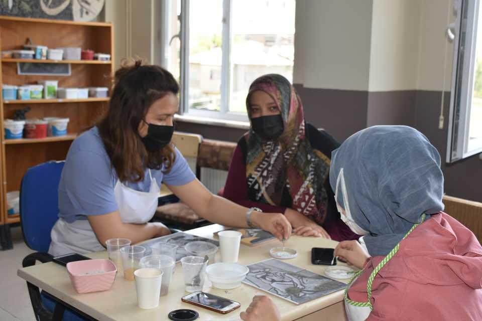 <p><strong>- "Öğretmenimizin yardımıyla güzel eserler ortaya çıkarıyoruz"</strong></p>
<p>Kursiyerlerden 18 yaşındaki Beyza Nur Özsarı da üniversite öğrencisi olduğunu, uzaktan eğitimden arta kalan zamanlarda kursa geldiğini dile getirdi.</p>
<p> </p>