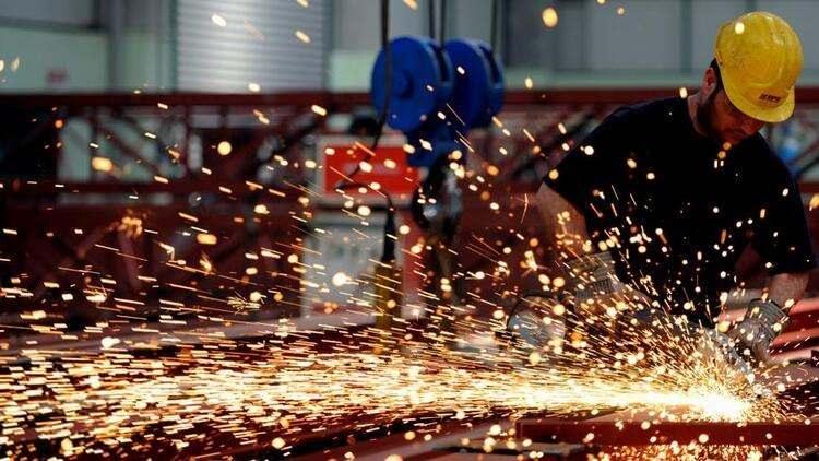 <p>KAYITLI AMA OLMAYAN EMTİALAR </p>
<p>Mükellefler, kayıtlarında yer aldığı halde işletmelerinde mevcut olmayan emtia, makine, teçhizat ve demirbaşlarını, 31.8.2021 tarihine kadar kayıt ve beyanlarına intikal ettirebilirler. Buna göre ödenmesi gereken katma değer vergisi, ilk taksiti beyanname verme süresi içinde, izleyen taksitler beyanname verme süresini takip eden ikinci ve dördüncü ayda olmak üzere üç eşit taksitte ödenir. İşletmede bulunmayan kasa mevcudu ve ortaklardan alacaklar konusu da kanuna göre şöyle düzenlenir:</p>