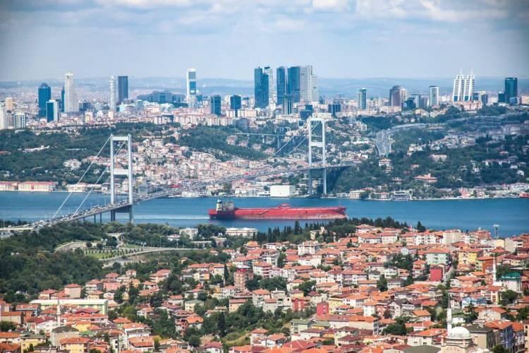 <p>İstanbul'un ülke GSYH'sindeki payının yüzde 30,7 olduğunu, dış ticarette çok önemli bir konumda bulunduğunu, ulusal ve uluslararası şirketlerin çok büyük çoğunluğunun merkezinin ve üretim üssünün bu kentte yer aldığını anlatan Akbal, "İstanbul'un ülke ekonomisi açısından ne kadar önemli olduğu herkesin malumu. Her geçen gün önemini artıran İstanbul'un yıldızı, uluslararası finans merkezi sayesinde daha da parlayacak." diye konuştu.</p>
