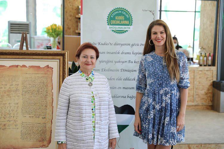 <p>Togem-Der Yönetim Kurulu Başkanı Saadet Gülbaran ile çarşıyı gezen Şahin, burada kadınlar tarafından işlenmiş olan mutfak eşyalarından da satın aldı.</p>
