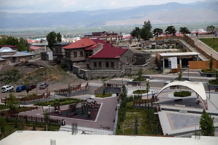 <p><strong>- Millet bahçeleri ailelere rahat nefes aldırıyor</strong></p>

<p>Erzurum'da 10'un üzerinde millet bahçesi yaptıklarına dikkati çeken Sekmen, millet bahçelerinin bütün imkanlarıyla insanların aileleriyle rahat edebilecekleri yer olduğunu, güvenliğin de yer aldığı bu mekanlarda vatandaşların çocuklarıyla rahatça dinlenebildiğini söyledi.</p>

<p> </p>
