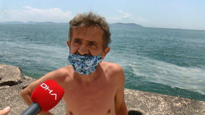 <p>Caddebostan'da denize girenlerden Berat Bilen, "Ben uzmanları da takip ediyorum. Denize çok girilmesini tavsiye etmiyorlar. Ben yaklaşık 10 gündür denize giriyorum. Aksi bir durum yaşamadım. Sağlık açısından herhangi bir sorun yaşatmadı bana burada, denizde yüzmeye karşı çok faydaları var. Bir zararının olmadığını düşünüyorum.</p>