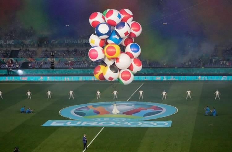 <p>EURO 2020, Türkiye-İtalya karşılaşmasıyla başlarken, turnuva görkemli bir açılış töreniyle başladı. Ünlü İtalyan Tenor Andrea Bocelli canlı konser verirken, havai fişek gösterisi tribünleri coşturdu.</p>
