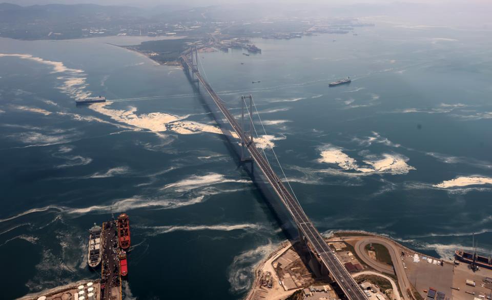 <p>Yürekli, Marmara Denizi'nin yakın zamana kadar temiz olduğuna değinerek, "Deniz, şu anda müsilaj tehlikesiyle karşı karşıya.</p>