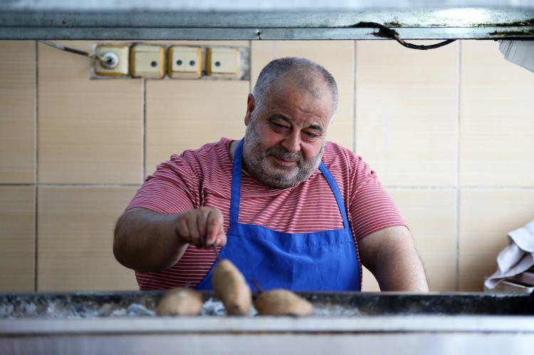 <p>Hem görüntüsü hem de lezzetiyle müşterilerin beğenisini toplayan mangalda içli köfte, damaklara lezzet katıyor.</p>

<p>Restoranda, kent dışından gelen müşterileri de ağırlayan ve günde 300-500 içli köfte satan Cavlak, siparişlere yetişmeye çalışıyor.</p>

<p> </p>
