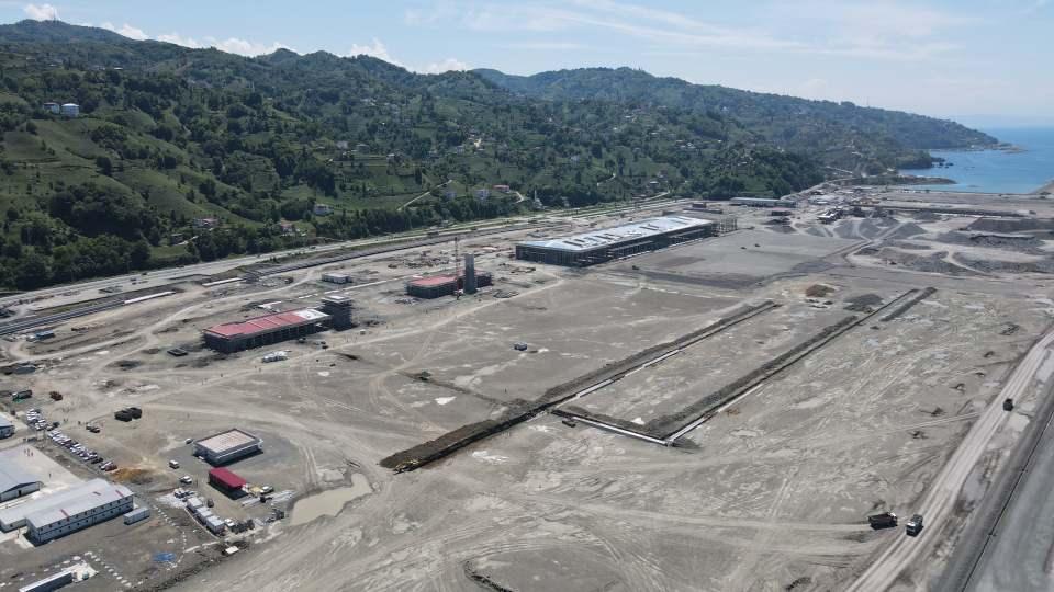 <p><strong>Rize Valisi Çeber, açıklamalarını şöyle sürdürdü:</strong></p>
<p>"Pist dolgusunun üzerine 'Geogrid' diye bir malzeme seriyoruz. Bu havalimanında ilk kez uygulanıyor. Bütün dolgu işlemi bittikten sonra pisti yapmaya başladığınızda 'Geogrid' dediğimiz malzeme çok özel bir plastik malzeme, pistin altına seriyorsunuz. Havalimanı var olduğu müddetçe diyelim ki hesap etmediğimiz çökmeler oluyor, bu 'Geogrid' bir bohça gibi bizim pistimizi hep havada tutuyor ve bu çökmelerden etkilenmemesini sağlıyor. </p>