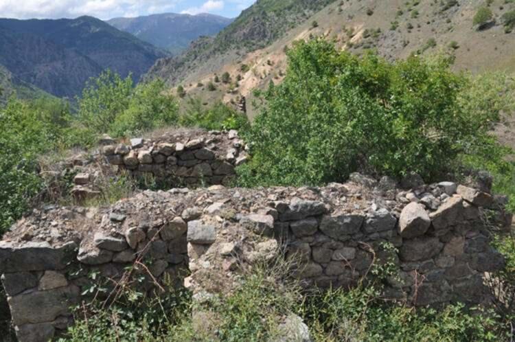 <p>Torul’a bir kere gelmemişlerdir. Konuşanı da susturmak mümkün değil. Ben Üçüncüoğlu Derneği’ni 2000 yılında kurdum, başkan olarak hala devam ediyorum.</p>