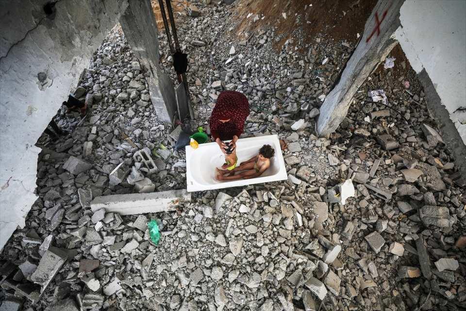 <p>Gazze Şeridi'nin Beyt Hanun kentindeki evlerine dönen Filistinliler, İsrail'in son saldırıları nedeniyle harabeye dönmüş evlerde zor şartlar altında yaşamlarını sürdürüyor. </p>

<p> </p>
