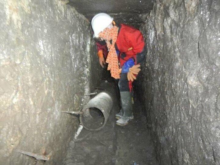 <p>Su kanallarını adım adım gezen Ulaş, bazı noktalardar sürünerek geçti. Aynı zamanda bu çalışma hikayelere konu olan İstanbul'un gizemli tünel ve kaçış noktalarının efsane olduğunu ortaya çıkardı. Antik dönemden itibaren İstanbul'un su isalesi için çok önemli olan su kanallarında günümüzde artık küp, kemik parçaları ve eşya atıkları olduğu görüldü.</p>
