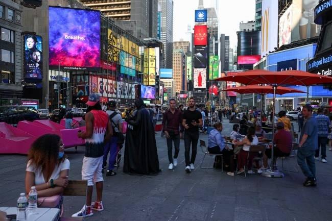 <p>Amerika Birleşik Devletleri</p>
<p>Vakalar azalıp aşılama oranı yükselse de ABD’de hala koronavirüsle mücadele devam ediyor. Ancak aşıları tam olan kişiler için maske kuralı birçok eyalette kaldırıldı. Her iki dozu yaptıran Amerikalıların artık açık havada maske takma zorunluluğu yok. Spor gibi kalabalık etkinlerde ise maskeyi halen takmak gerekiyor.</p>