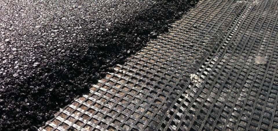 <p>Geogrid malzemesi ilk bir havalimanı pistinde kullanılıyor. Daha önce Ordu-Giresun Havalimanı’nda terminal inşaatının altında bir bölüm olarak ve farklı bir özellikte kullanılmış. Orada terminal binasının altında kullanıldı ve faydası görüldü. Burada daha gelişmiş bir özelliğini biz burada pistin altında kullandık. Olur ya 1-2 santimetre esneme olursa Geogrid dediğimiz malzeme altta bizim pistimizi tutarak hiçbir esnemeye fırsat vermeyecek. Havalimanımızda durduğu sürece burada duracak."</p>
