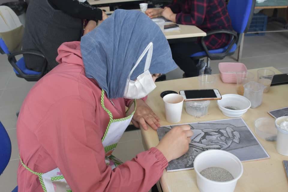 <p><strong>- "Kadınlar evde oturmak yerine bunu meslek haline dönüştürebiliyorlar"</strong></p>
<p>Kurs öğretmeni Emine Parlak da kerpetenle taşları tek tek kırarak mozaik tablo yaptıklarını anlattı.</p>
<p>Kursun hem para kazanmak hem meslek edinmek için tercih edildiğini anlatan Parlak, "Kadınlar evde oturmak yerine bunu meslek haline dönüştürebiliyorlar.</p>
