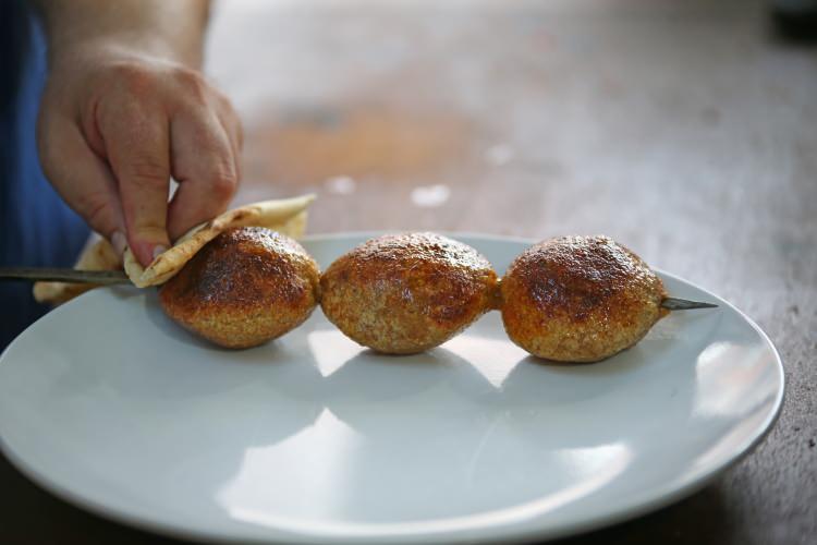 <p>Usta Fatih Cavlak, şişe taktığı içli köfteleri mangal ateşinde pişirip, bazı yeşillikler, yağ ve baharat içeren özel sosla servis ediyor.</p>

<p> </p>
