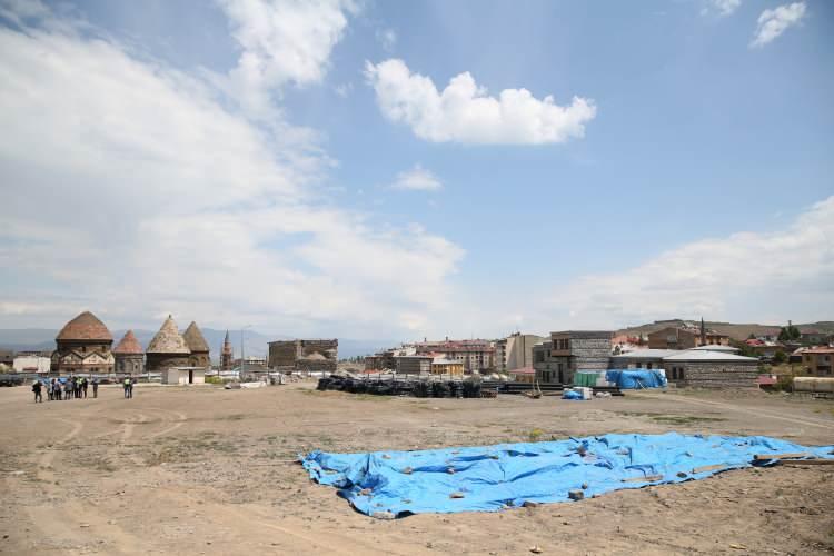 <p><strong>- Millet bahçesi şehrin çehresini değiştirecek</strong></p>

<p>Erzurum Büyükşehir Belediye Başkanı Mehmet Sekmen, AA muhabirine, kadim şehir Erzurum'un sahip olduğu tarihi, kültürel ve doğal değerleri tek tek gün yüzüne çıkartmaktan mutluluk duyduğunu belirtti.</p>

<p> </p>

