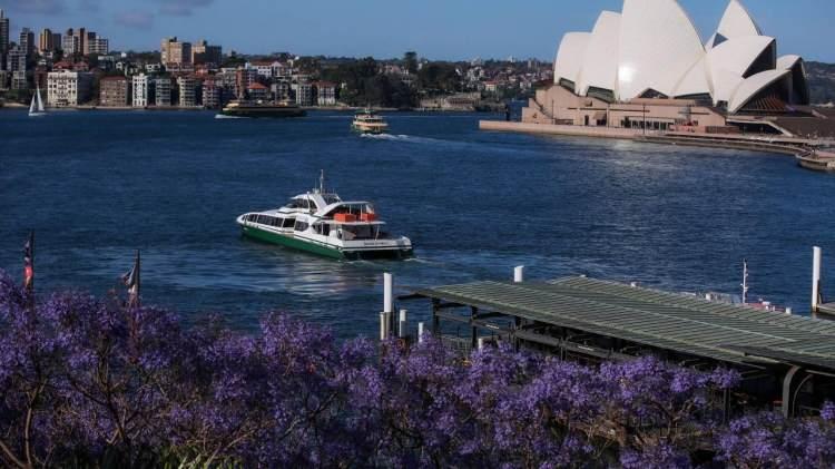 <p>Avustralya</p>
<p>Avustralya`da havaalanları ve uçaklar dışında, halka açık ortamlarda maske takma zorunluluğu yok. Sydney ve Perth gibi şehirlerde, yerel vakaların yükselmesiyle istisnalar yaşandı.</p>