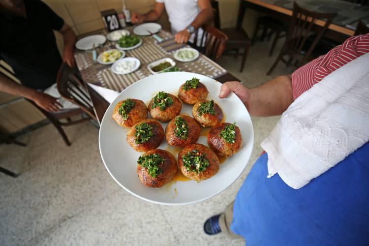 <p>Müşterilerden Süleyman Çekçen de restorana tavsiye üzerine gittiklerini belirterek, şunları kaydetti:</p>
<p>"Bir akşam yemeğinde arkadaşlarla oturuyorduk. Burayı tavsiye ettiler. Kendisine has bir lezzeti olduğunu, içli köfteye yeni bir hava kattığını söylediler. </p>