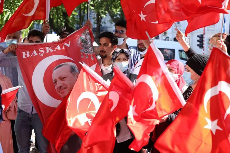 <p>Erdoğan, otele gelişinde Türk bayraklarıyla kendisini bekleyen ve aralarında Filistinlilerin de bulunduğu bir grup tarafından sevgi gösterileriyle karşılandı.</p>
