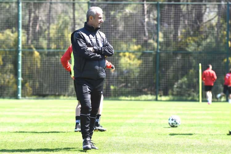 <p>İSMAİL KARTAL: BİRİNCİ MAÇ ÇOK DEĞERLİ</p>

<p>“Avrupa şampiyonluğu için favori ekibim Fransa. Sürprizim ise İngiltere. İtalya maçından alacağımız skor, turnuvadaki yerimizi belirler. Şayet uygun bir sonuç elde edersek, favori ekipler kadar yüksek bir bahta sahip olabiliriz.”</p>
