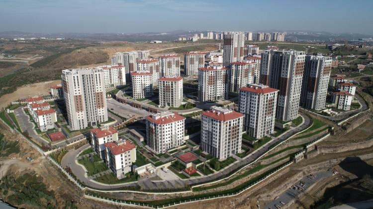 <p>"Mart 2021 sonu itibarıyla konut fiyatlarının yıllık bazda en çok değerlendiği ülkenin Türkiye olduğu görüldü. 12 aylık dönemde yüzde 32'lik artışla listenin ilk sırasında ülkemiz yer aldı. Rapora göre yüzde 16,5'lik enflasyon düşüldükten sonra bile konutta net değer kazancının yüzde 16'ya yakın olduğu görülüyor. Avrupa'da ise konutlar ortalama yüzde 8 civarında değerlendi. Tüm bunlara rağmen, döviz kurundaki volatilite sebebi ile ülkemizde gayrimenkul edinmek oldukça ucuz. Henüz Avrupa rakamlarına yakın bile değiliz."</p>