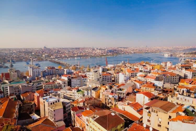 <p><span style="color:#B22222"><strong>"Yüksek talep İstanbul'daki her metrekarenin değerini daha da artırıyor"</strong></span></p>
<p>İstanbul İnşaatçılar Derneği (İNDER) Yönetim Kurulu Başkanı Nazmi Durbakayım, İstanbul'un yüzyıllar boyu sahip olduğu jeopolitik konumundan dolayı dünyanın gözbebeği olduğunu söyledi.</p>
<p>Küreselleşen dünyada, gelişen ve değişen ekonomi ve siyasetin sonucu İstanbul'un önemini bir kat daha artırdığını dile getiren Durbakayım, şu değerlendirmelerde bulundu:</p>