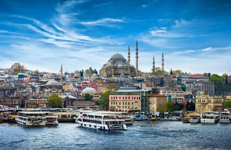 <p>"Doğu ve batı kültürleri arasında köprü vazifesi gören İstanbul, aynı zamanda finans, kültür ve turizmin başkenti. İstanbul'un bu konumu kaçınılmaz olarak ulusal ve uluslararası bir göç yaşanmasına yol açıyor.</p>
<p>Yurt içi ve yurt dışı konut satışlarında İstanbul liderliği elden bırakmıyor. Ancak İstanbul'daki toprak arzı sınırlı olduğu için ekonomideki arz-talep kanunu işlemeye başladı. Sınırlı toprak, arsa, bina ve konut arzına karşılık sürekli artan yüksek talep İstanbul'daki her metrekarenin değerini daha da artırıyor. Atalarımızın 'İstanbul'un taşı toprağı altın' özdeyişi, gerçeğe dönüştü."</p>