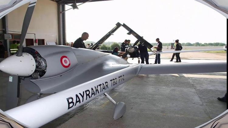 <p>Bunun teknik bir söylem olmadığını, benzerlik ilişkisi kurduğumun bir kez daha altını çizeyim. NATO’da Polonya sonrasında farklı ülkelerin de gelecek dönemde Türk SİHA’sı tercih etmesi çok yüksek ihtimal. Baltık bölgesi dışında olup, NATO’nun öne çıkan ülkelerinin temin etmesi seçeneklerden biri. Ben her halükarda Bayraktar TB-2 özelinde Türk S/İHA’larının ününü çok farklı bir noktaya taşınacağı inancındayım.”</p>