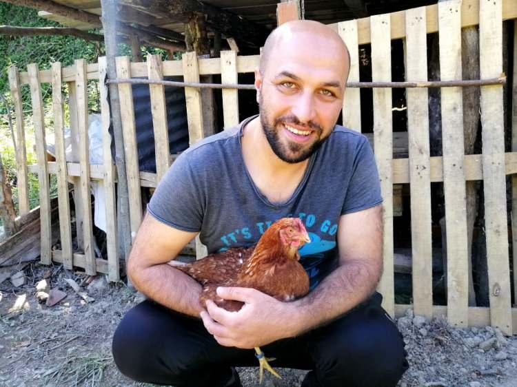 <p>İnternetten küçük bir araştırma yaparak böyle bir tünel projesinin olduğunu fark ettik. Elimizdeki emniyet şeridi bandı ve ağaçlardan oluşan tünelimizi oluşturduk. </p>