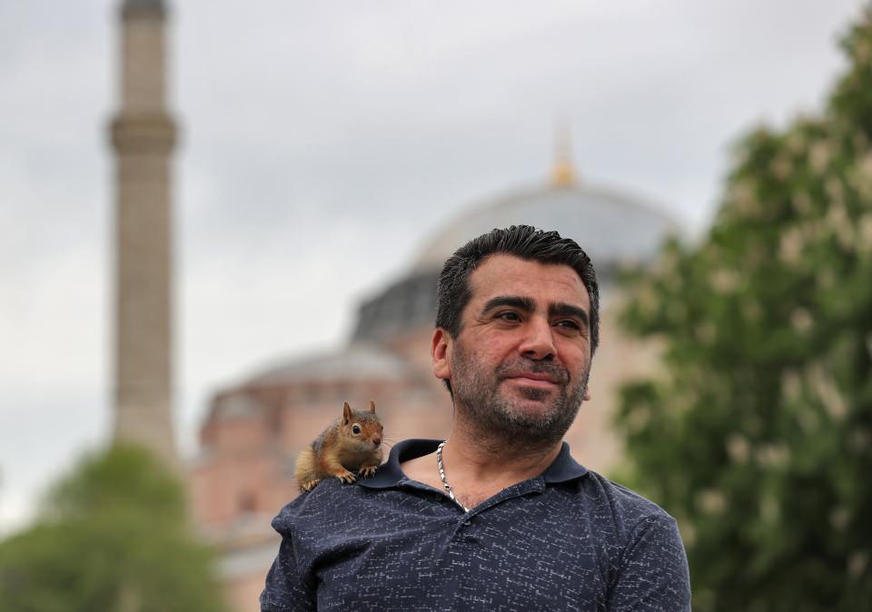 <p>Sincap Karagöz'ün hikayesini AA muhabirine anlatan Şeker, Karagöz'ü Almanya'ya götürmek için girişimde bulunduğunu fakat, uluslararası taşımacılık kuralları gereği yanında götüremediğini aktardı.</p>
<p> </p>