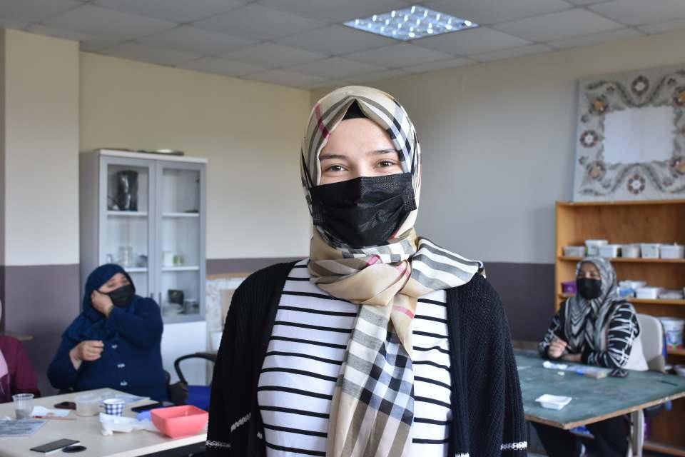 <p>Kendi fikirlerimizi sunabiliyoruz, fikir alışverişi yapabiliyoruz. Öğretmenimizin yardımıyla güzel eserler ortaya çıkarıyoruz. </p>