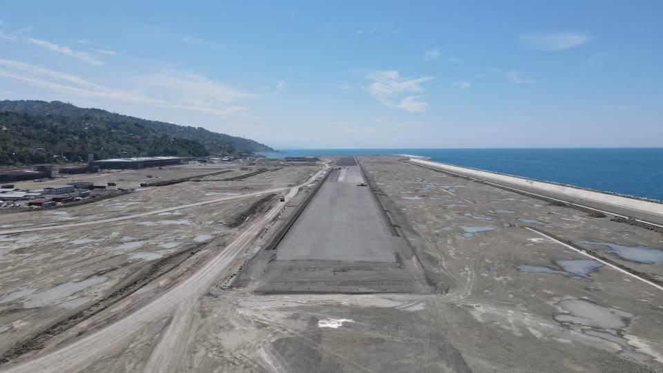 <p>Doğu Karadeniz bölgesi için büyük önem taşıyan ve Ordu-Giresun Havalimanı’ndan sonra deniz dolgusuna yapılan 2. havalimanı olma özelliği taşıyan Rize-Artvin Havalimanı projesinde çalışmalar hız kesmeden devam ediyor. 100 milyon tonluk dolgunun gerçekleşeceği projede 93 milyon tonluk dolgu tamamlanırken, pist, terminal binaları ve çay bardağı şeklinde olacak olan kule de şekillenmeye başladı.</p>