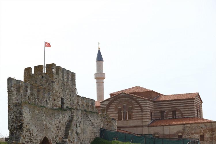 <p>Fatih Sultan Mehmet'in yadigarı tarihi Enez Fatih Camisi, restorasyonun tamamlanmasıyla 56 yıl sonra yeniden ibadete açılacak.</p>
