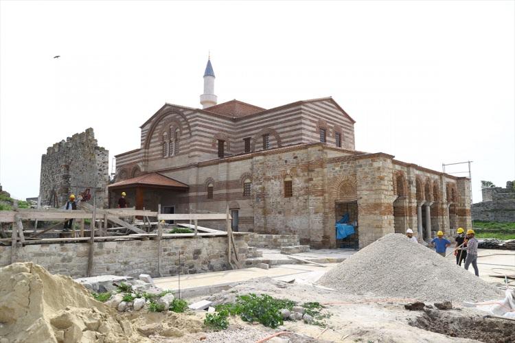 <p>Doğu Roma İmparatorluğu tarafından 12. yüzyılda inşa edildiği tahmin edilen "Enez Ayasofyası" olarak da bilinen yapı, Fatih Sultan Mehmet'in 1456'da Taşoz, Limni, Semadirek adalarının yanı sıra Cenevizliler'e ait Enez'i fethetmesi sonrası camiye dönüştürüldü.</p>

