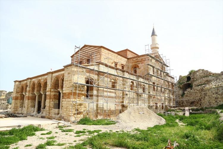 <p>İmalata başlamadan önce caminin harim kısmında yerde bulunan ve numaralandırılarak çıkarılan özgün döşeme taşları da yerlerine döşendi. Geri kalan açık yerlerde de yeni mermerler kullanılarak döşeme yapıldı.</p>