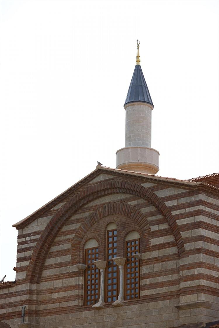 <p>Yapının güneydoğusunda mihrap, batısında minber yapıldı, dış tarafına da kesme taştan minare inşa edildi. Osmanlı döneminde 1700'lü yıllarda birkaç kez onarımdan geçirilen caminin bir kısmı, 1965'teki depremde yıkıldı. Bu süreçte onarımı yapılmayan cami, bir müddet sonra büyük ölçüde zarar gördü.</p>
