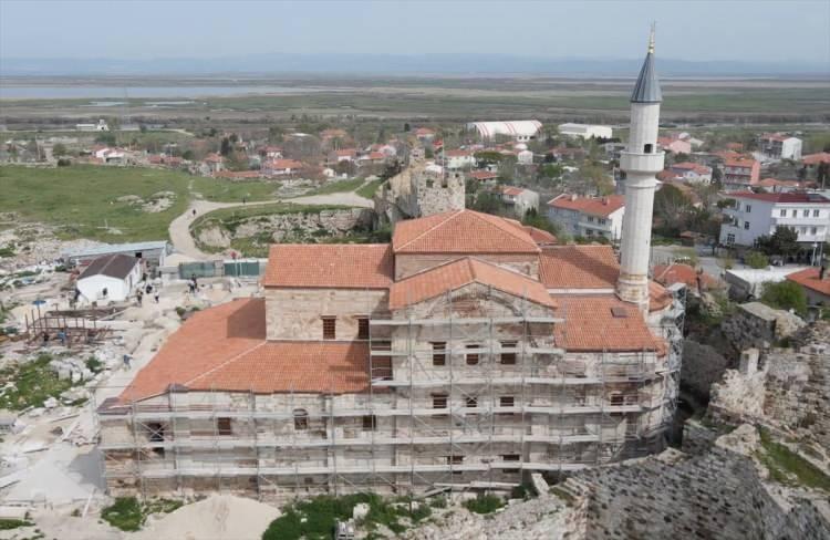 <p>Caminin çevresinde yıllar içerisinde oluşan toprak kotu da temizlendi.</p>