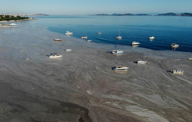 <p>Marmara Denizi’ni kaplayan deniz salyalarının son fotoğrafları felaketin boyutunu gözler önüne serdi.</p>
