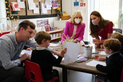 <p>Joe Biden’ın eşi Jill Biden, İngiltere’de Cambridge Düşesi Kate Middleton ile Cornwall’da bir okulu ziyaret etti. </p>
