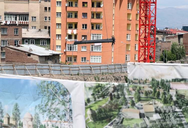 <p>Yerli ve yabancı turistleri bölgeye çekmesi de hedeflenen projenin tamamlanması için görevlilerce hummalı çalışma yürütüyor.</p>

<p> </p>

