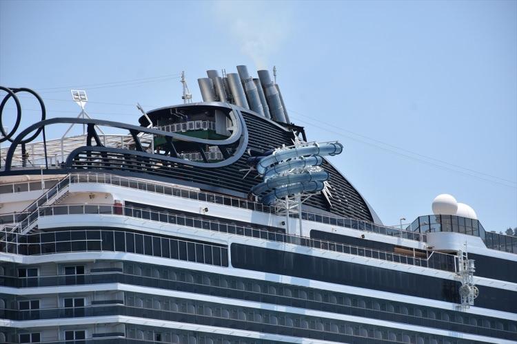 <p><strong>- MSC Seaview</strong></p>

<p>İtalyan denizcilik şirketi MSC Cruises'in 2018'de denize indirdiği kruvaziyer MSC Seaview, teknolojik donanımı ve deniz üzerine konumlanan cam yürüyüş yollarıyla dikkati çekiyor.</p>

<p> </p>
