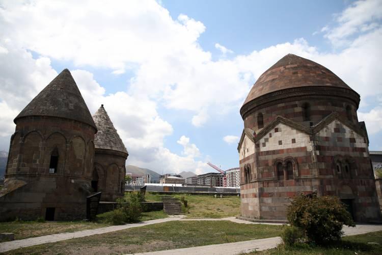 <p><strong>Belediye Başkanı Sekmen, şöyle devam etti:</strong></p>

<p>"Projede, tarihi binaların restorasyonunun yanı sıra bu yapıların bulunduğu mekan peyzaj çalışmasıyla millet bahçesine dönüştürülecek. 80 dönümlük alanda geçen yıl başladığımız projeyi bu yılın sonunda tamamlayacağız. </p>
