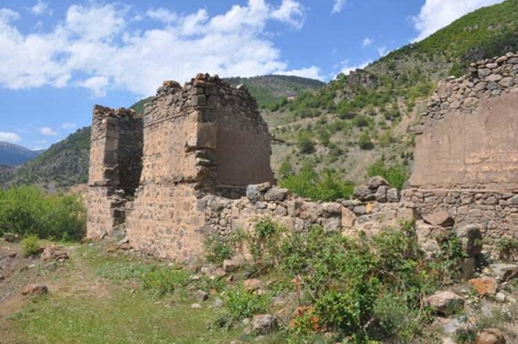 <p><strong>DAVA SONUÇLANDI, KALE SÜLALEYE AİT </strong></p>

<p>4 yıl süren dava sonunda mahkeme, kalenin Üçüncüzade Ömer Paşa’nın varislerine ait olduğuna karar verdi.</p>
