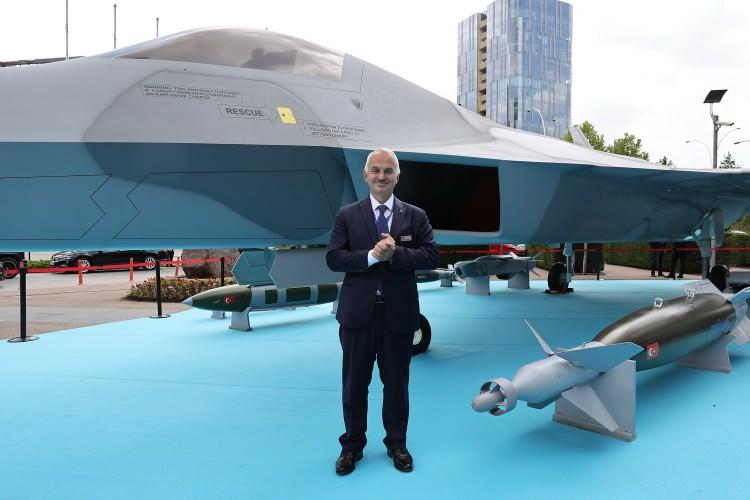 <p>İmalatı en zor parça bu. İmalat konusunda biz çok iyiyiz. F-35'in orta gövdesini yapıyoruz, imalat açısından bundan kolay bir proje değil.</p>
