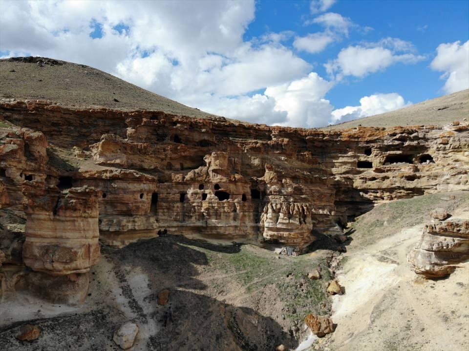 <p>Tarihi ve doğal zenginliklerin bulunduğu ilçede Tendürek Dağı eteklerindeki Yukarı Dalören köyünde bulunan ve halk arasında "Yukarı Biligan Mağaraları" olarak bilinen mağaralar, görenlerin dikkatini çekiyor.</p>

<p> </p>
