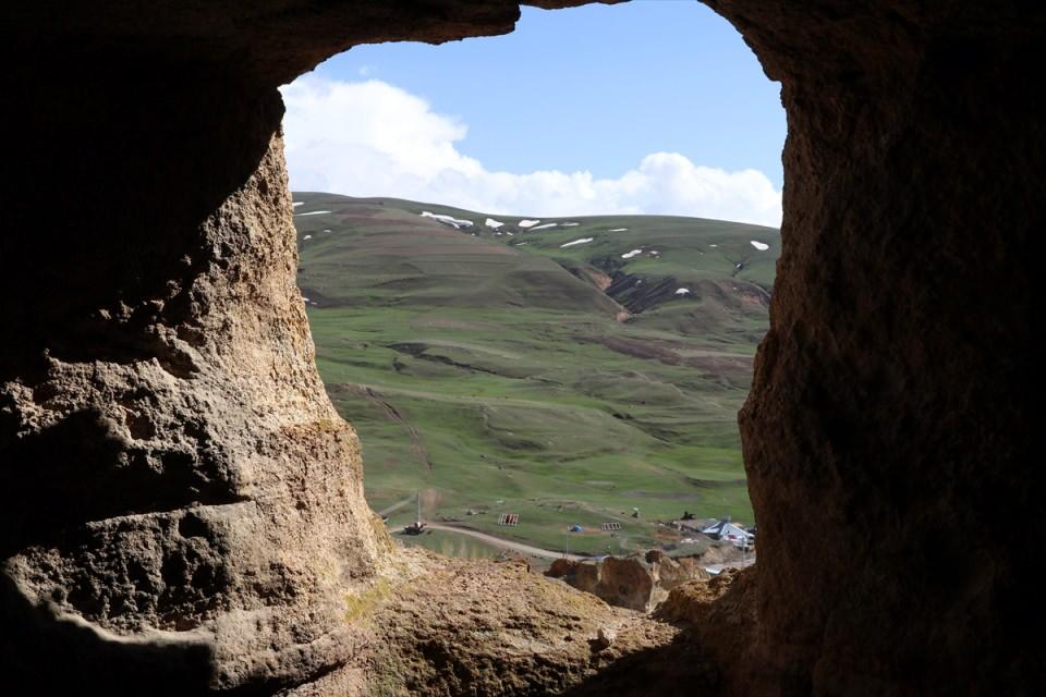 <p>Bir yanda kaplıcalarımız ve termal suyumuz, öbür tarafta Murat Kanyonu ve Biligan Mağaraları ile tüm turistleri buraya davet ediyoruz. </p>
