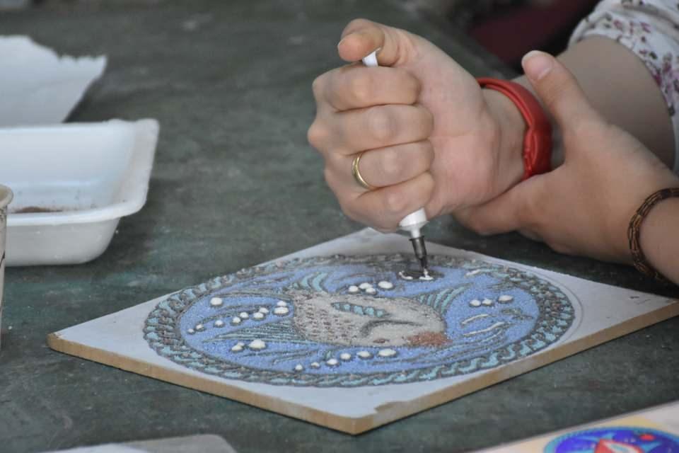 <p> Kimisi aile bütçesine katkı sağlıyor kimisi zevk için yapıyor. Eserlerimizi, kum haline getirdiğimiz mermeri veya küp şeklinde parça halinde getirdiğimiz mermeri panoya işleyerek yapıyoruz." diye konuştu.</p>
<p> </p>